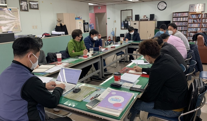 전국언론노조 지역신문협의회(의장 전대식)가 지난 3월20일 부산 동구 부산일보 사옥 내 노조사무실에서 코로나19 관련 대책을 논의하는 모습. /언론노조 부산일보지부 제공 