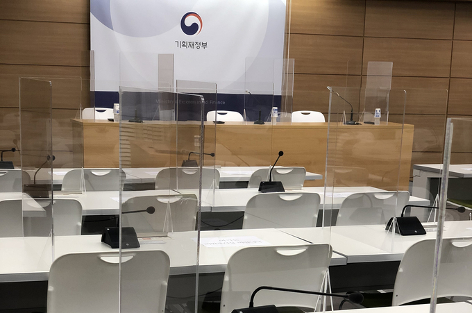 정부부처들은 비대면 브리핑 확대, 기자실 1사 1인 근무 권장 등 감염 예방 조치를 강화하고 있다. 지난달 27일 내년도 예산안 사전 브리핑이 열린 정부세종청사 기획재정부 브리핑실에 코로나19 방역을 위한 투명 가림막이 설치돼 있다. /기재부 출입기자 제공 