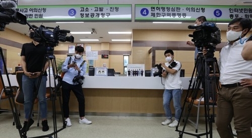 8월27일 오후 서울지방경찰청 민원실에서 보도진들이 보건복지부 관계자를 기다리고 있다. 연합뉴스 