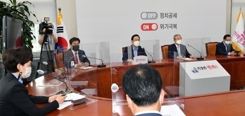 미래통합당 주호영 원내대표가 8월31일 서울 여의도 국회에서 열린 온라인 의원총회에서 발언하고 있다. 이날 의총은 코로나19 확산으로 인해 당 공식 유튜브 채널인 '오른소리'를 통해 비대면으로 진행됐다. 연합뉴스 