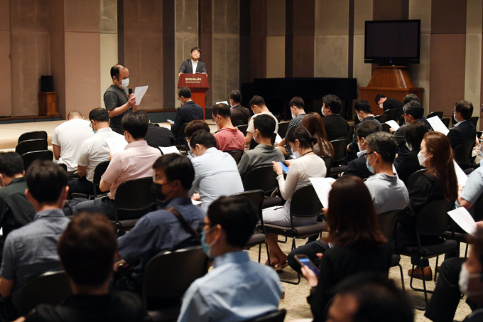 서울신문 우리사주조합이 지난 18일 기획재정부에 서울신문 지분 양수도와 관련 정부의 일정 및 계획을 밝혀달라는 공문을 보냈다. 사진은 지난 7월22일 서울 중구 한국프레스센터 국제회의장에서 우리사주조합 주최로 열린 ‘서울신문 만민공동회’ 모습. 서울신문 우리사주조합 제공 