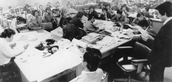 10·26으로 유신체제가 종말을 고하자 언론계에서는 평기자 중심으로 검열 철폐와 자유언론 실천을 요구하는 움직임이 봇물 쏟아지듯 일어났다. 사진은 1980년 5월 한국일보 기자들이 편집국에서 검열 철폐 등을 요구하는 결의문을 채택하는 모습. /한국일보 40년사 제공 