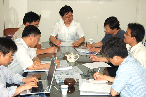 2006년 6월1일 기자협회보 편집위원들이 5.31 지방선거 보도 진단과 향후 정국 전망을 놓고 좌담회를 가졌다. 이날 좌담회에는 당시 기자협회보 편집위원으로 활동하던 설원태 경향신문 기자, 김인석 서울신문 기자, 이재강 KBS 기자, 김동훈 한겨레 기자 등이 참석했다. 