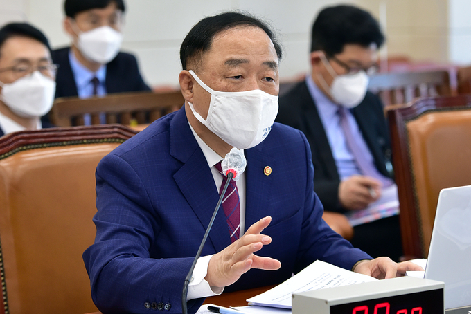 홍남기 경제부총리 겸 기획재정부 장관이 8일 국회 기획재정위원회 국정감사에 출석해 답변하고 있다. 연합뉴스 제공 
