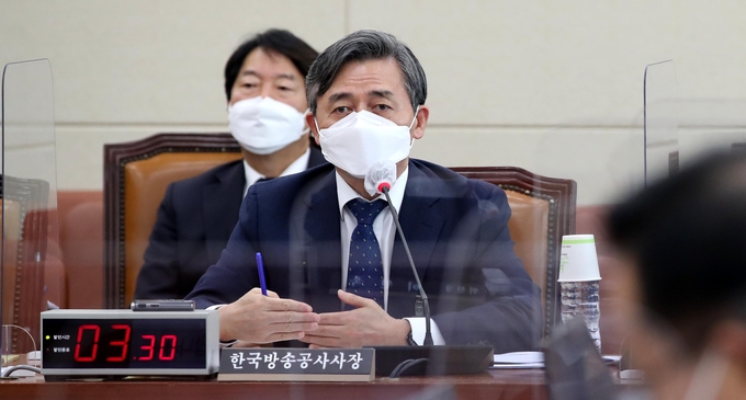 양승동 KBS 사장이 15일 국회 과학기술정보방송통신위원회 KBS, EBS 국정감사에서 의원의 질의에 답변하고 있다. (뉴시스) 양승동 KBS 사장이 15일 국회 과학기술정보방송통신위원회 KBS, EBS 국정감사에서 의원의 질의에 답변하고 있다. (뉴시스)