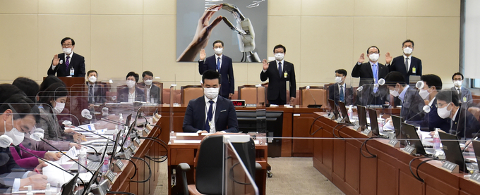 김상균 방문진 이사장, 김기만 KOBACO사장 등 인사들이 19일 서울 여의도 국회 본관 과학기술정보방송통신위원회 회의실에서 열린 방송문화진흥회·한국방송광고진흥공사 등 2020 국정감사에 출석, 선서를 하고 있다. (뉴시스) 
