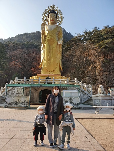 지난 13일 김봉철 아주경제 기자의 부인 박희애 씨는 첫째 김채언 양, 둘째 김범준 군과 법주사를 찾았다. 