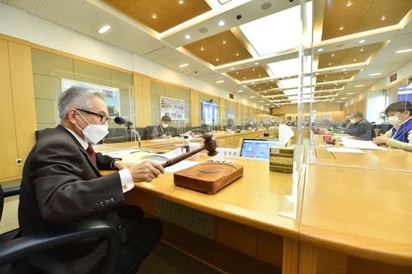 27일 KBS 정기이사회에서 김상근 이사장이 의사봉을 두드리고 있다. (KBS 제공) 