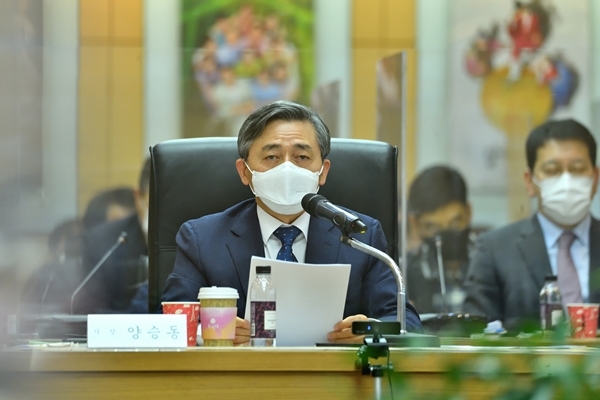 양승동 KBS 사장이 27일 KBS 정기이사회에 출석해 수신료 인상안을 제출하며 모두 발언을 하고 있다. (KBS 제공) 