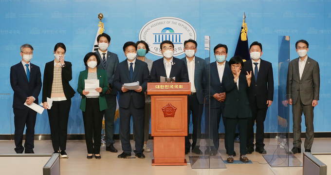 더불어민주당 미디어·언론상생TF가 지난해 10월 국회 소통관에서 발족 기자회견을 하고 있다. TF는 최근 2월 임시 국회에서 처리해야 할 '언론개혁' 관련 법안을 추려 당 최고위원회에 보고한 것으로 알려졌다. (뉴시스) 