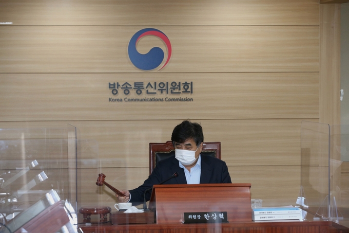 한상혁 방송통신위원장이 회의 시작을 알리며 의사봉을 두드리고 있다. (방통위) 한상혁 방송통신위원장이 회의 시작을 알리며 의사봉을 두드리고 있다. (방통위)