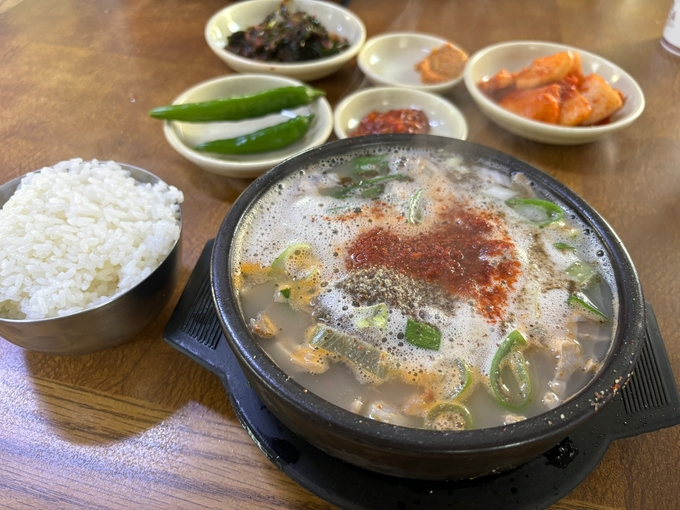 국밥만 시켜도 순대·고기·내장 가득… 시린 마음까지 녹이는 푸짐함