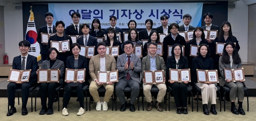 "매일 쏟아지는 거짓말… 중계 아닌 검증하는게 기자의 일"