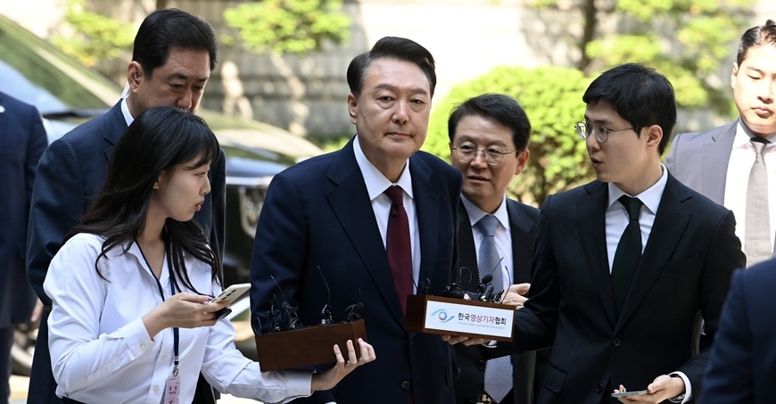 포토라인에도 묵묵부답, 반성 없는 尹…"언론무시 유감"