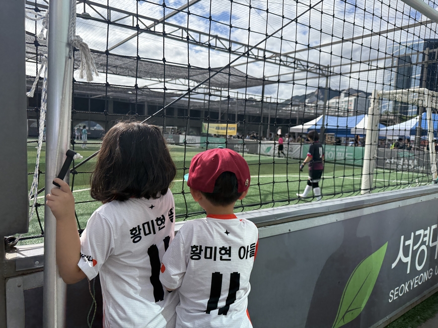 부슬비도, 강렬한 햇볕도 못 막은 응원전…가족·선후배 '한마음'