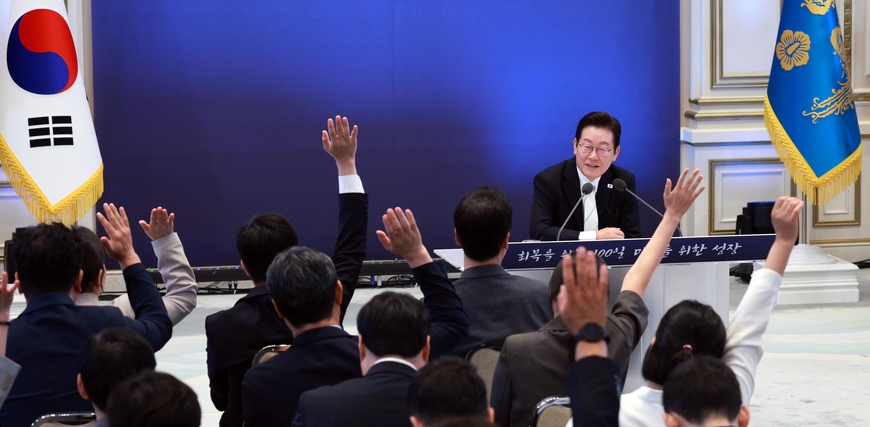 "적당히 넘어가기보단 적극 답변"… 100일 기자회견 호평
