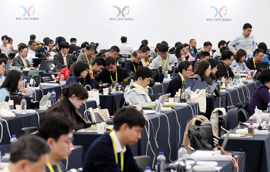 "해외순방 때보다 더 힘들어"… APEC 4박5일 취재 대전