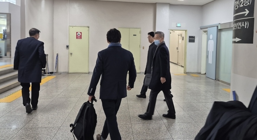 피고인석 나란히 선 홍선근·김만배… 항소심도 벌금형