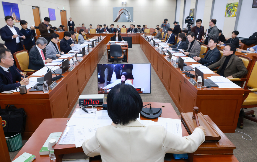 與 '허위조작정보 근절법' 과방위 통과… 권력자 악용 우려 여전