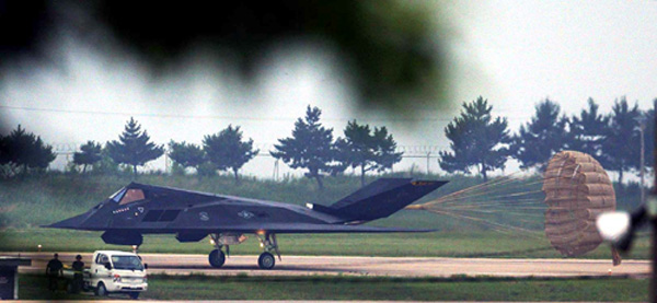 사진보도 부문을 수상한 한겨레 사진부 김봉규 기자의 ‘한국서 훈련중인 스텔스 전폭기’.