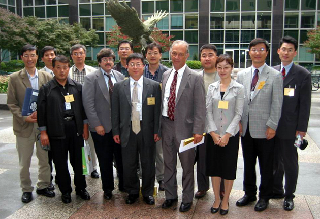 10명의 한국기자대표단이 미 국무성 소속 아시아 태평양 지역 담당 관리들과 국무성 정원에서 9월 10일 기념 촬영을 하고 있다.