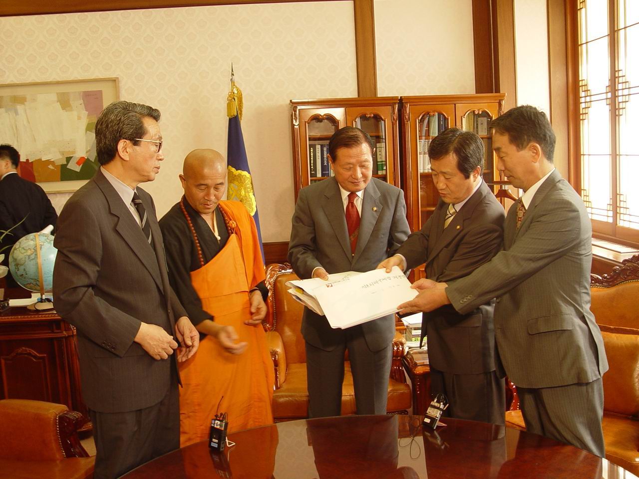 언론개혁국민행동 대표들과 열린우리당 김재홍 의원이 21일 ‘언론개혁 3법’  입법 청원안을 김원기 국회의장에게 전달하고 있다.