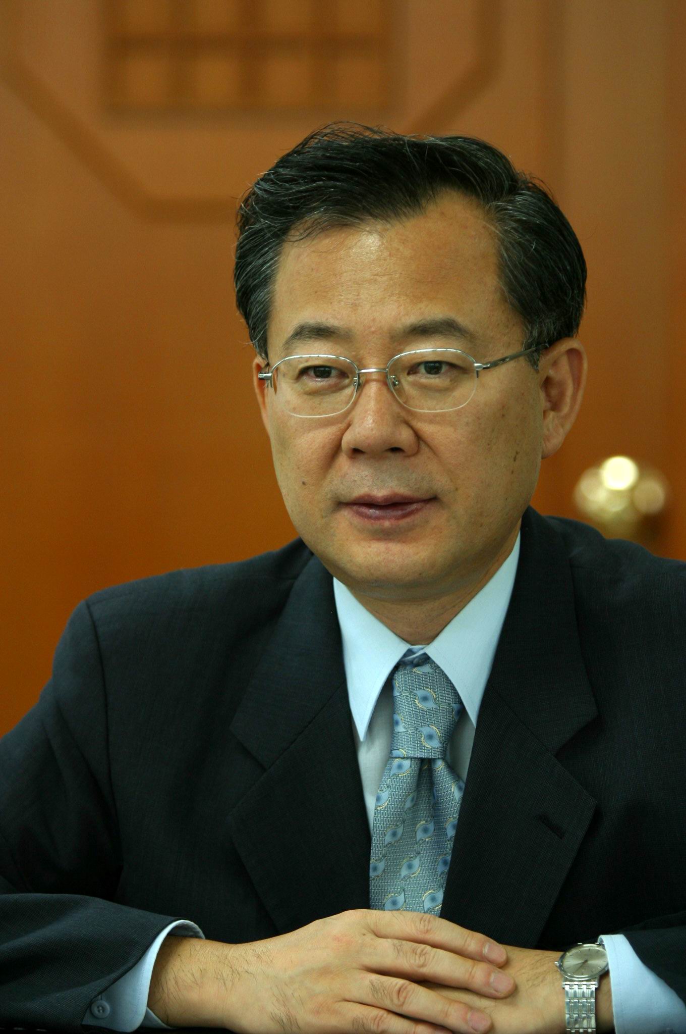 정 장관은 신문과 방송 겸영금지 방침을 유지할 뜻을 밝혔다.