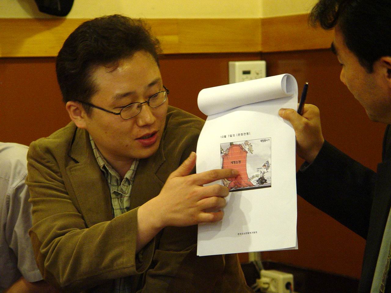 문화 이재용 화백이 기자간담회에서 누락된 만평과 관련해 배경을 설명하고 있다.