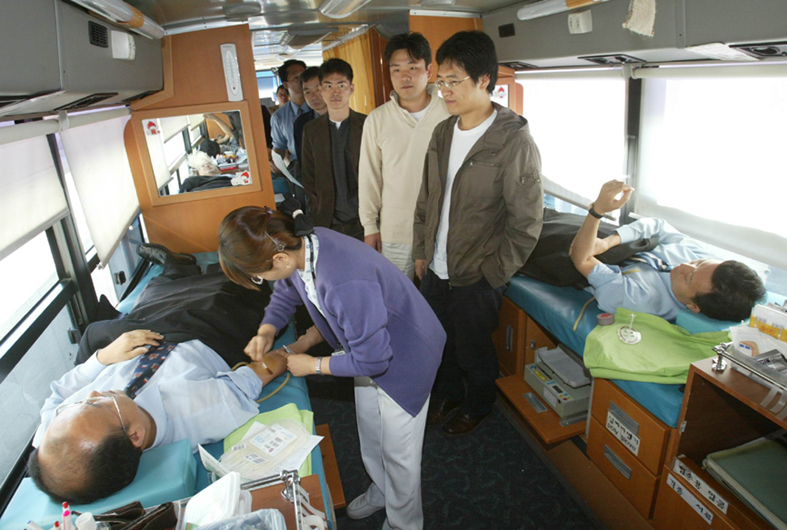 세계일보 임직원들이‘사랑의 헌혈운동’에 참여, 헌혈을 하고 있다.