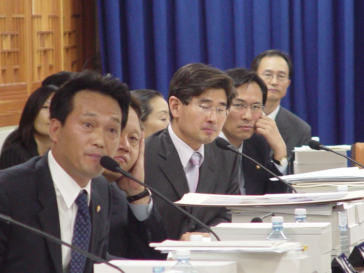 국회 문광위 소속 열린우리당 의원들이 문화부 정동채 장관에게 질의를 하고 있다.