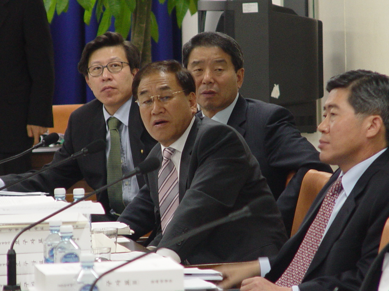한나라당 의원들이 답답한 표정으로 정 장관의 답변을 기다리고 있다.