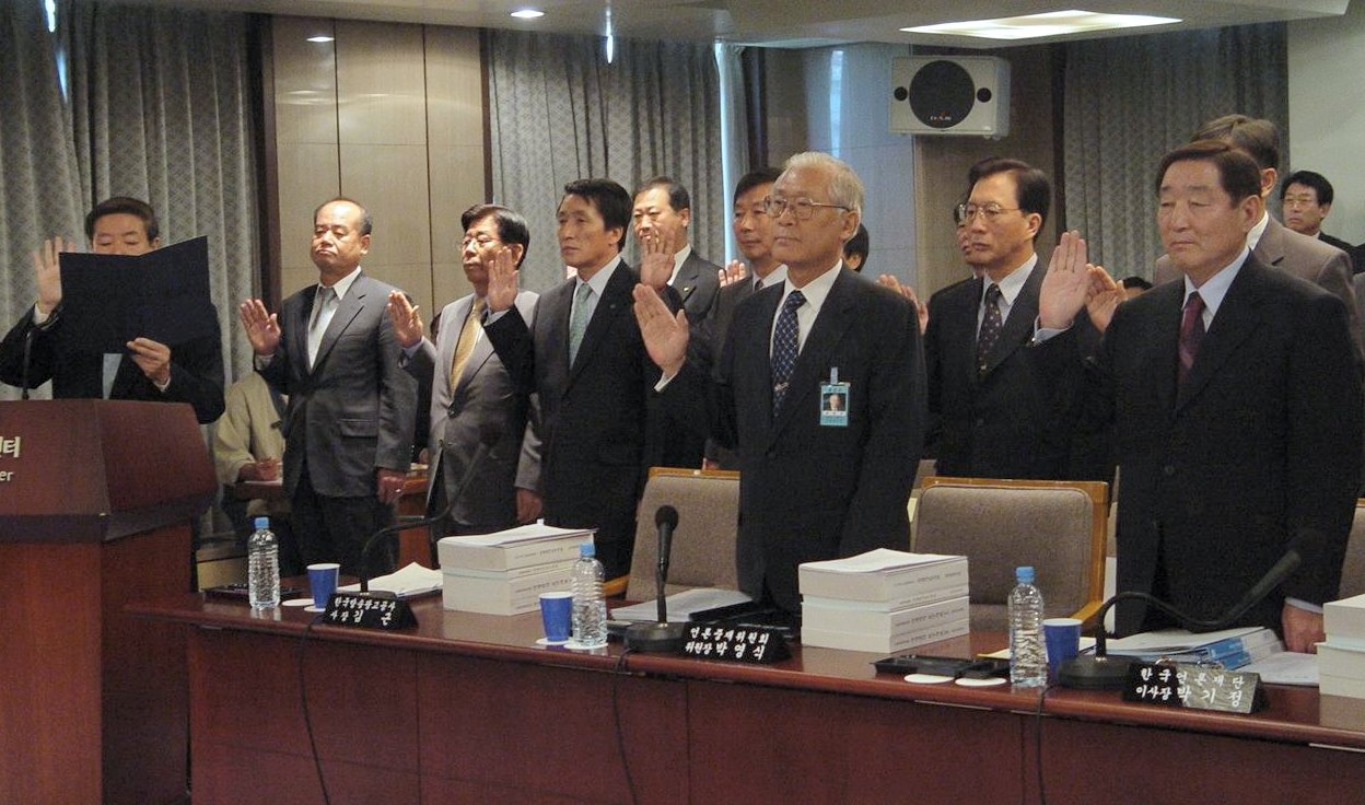 코바코, 언론재단, 언론중재위 관계자들이 국감에 앞서 선서를 하고 있다.