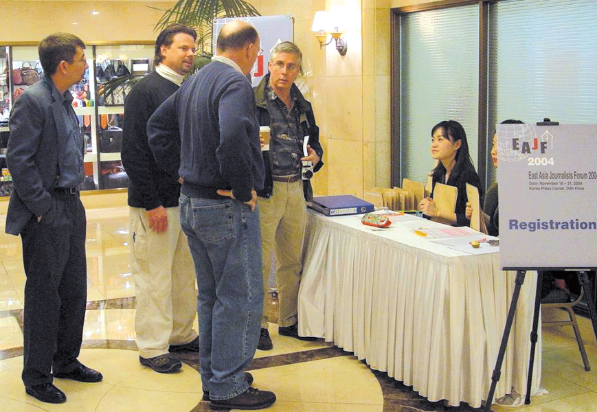 ‘제2회 동아시아기자포럼’에 옵저버 자격으로 참석하기 위해 서울을 찾은 미국기자협회 소속 언론인들이 개막 하루전인 16일 숙소인 코리아나호텔에 도착해 수속절차를 밟고 있다.