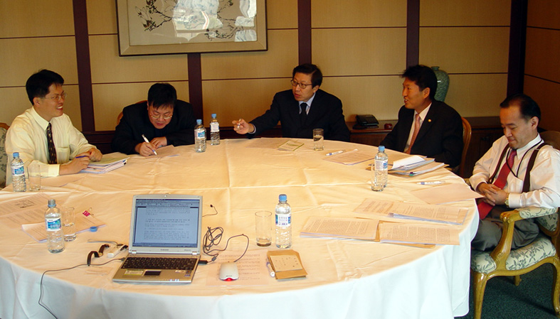 본보 창간 40주년 특별좌담회에서 참석자들이 ‘언론관련법’에 대한 견해를 밝히고 있다.	