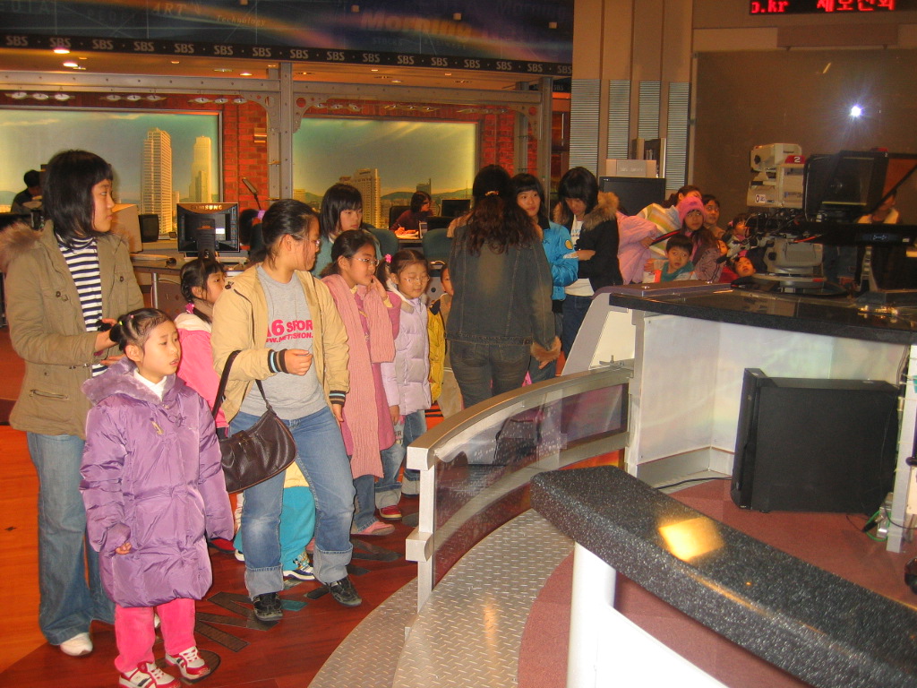 해피홈 어린이들이 SBS 뉴스 스튜디오를 견학하고 있다.
