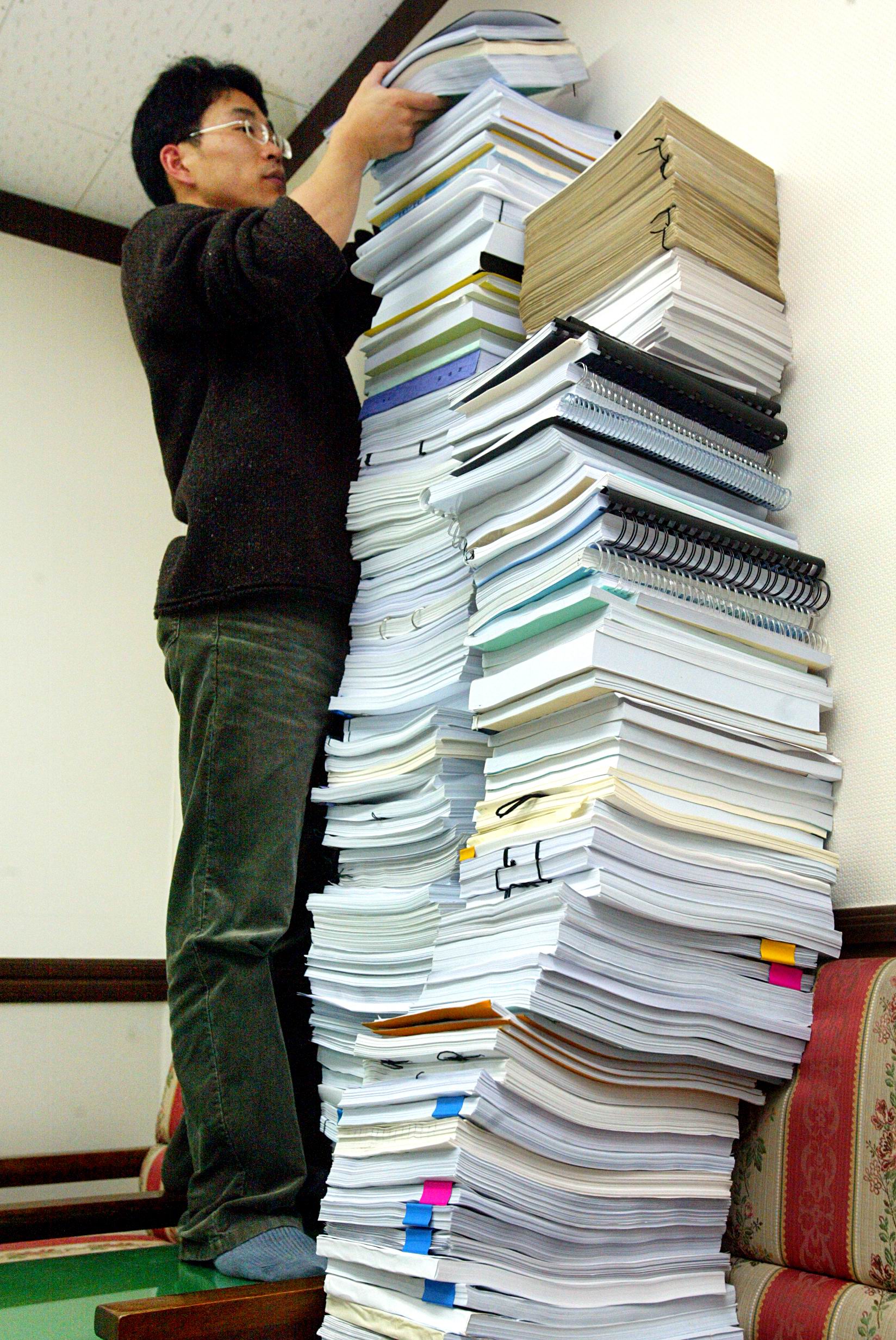 세계일보 문화부 관계자가 접수된 응모원고를 정리하고 있다.