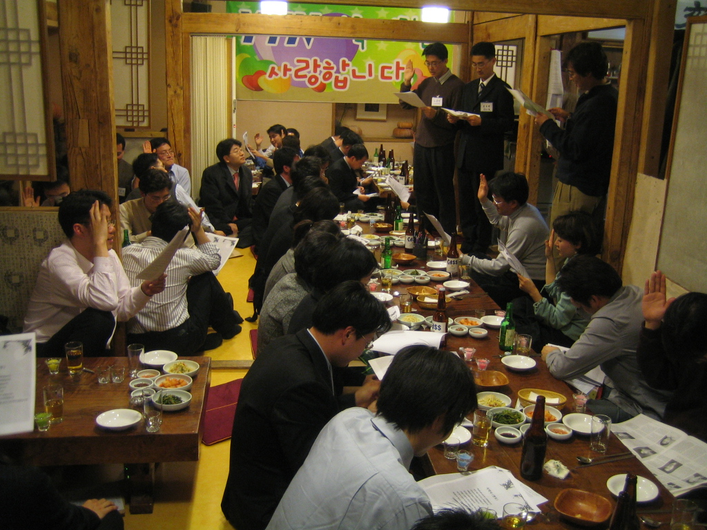 YTN 직원들이 ‘멘토링(Mentoring)’제도 시행에 앞서 선․후배간 자신의 역할에 충실할 것을 맹세하는 서약식을 갖고 있다.