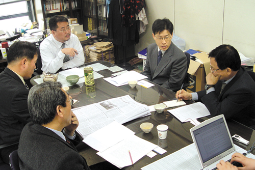 지난 21일 오후 기자협회 회의실에서 열린 '이달의 기자상 긴급 좌담회'