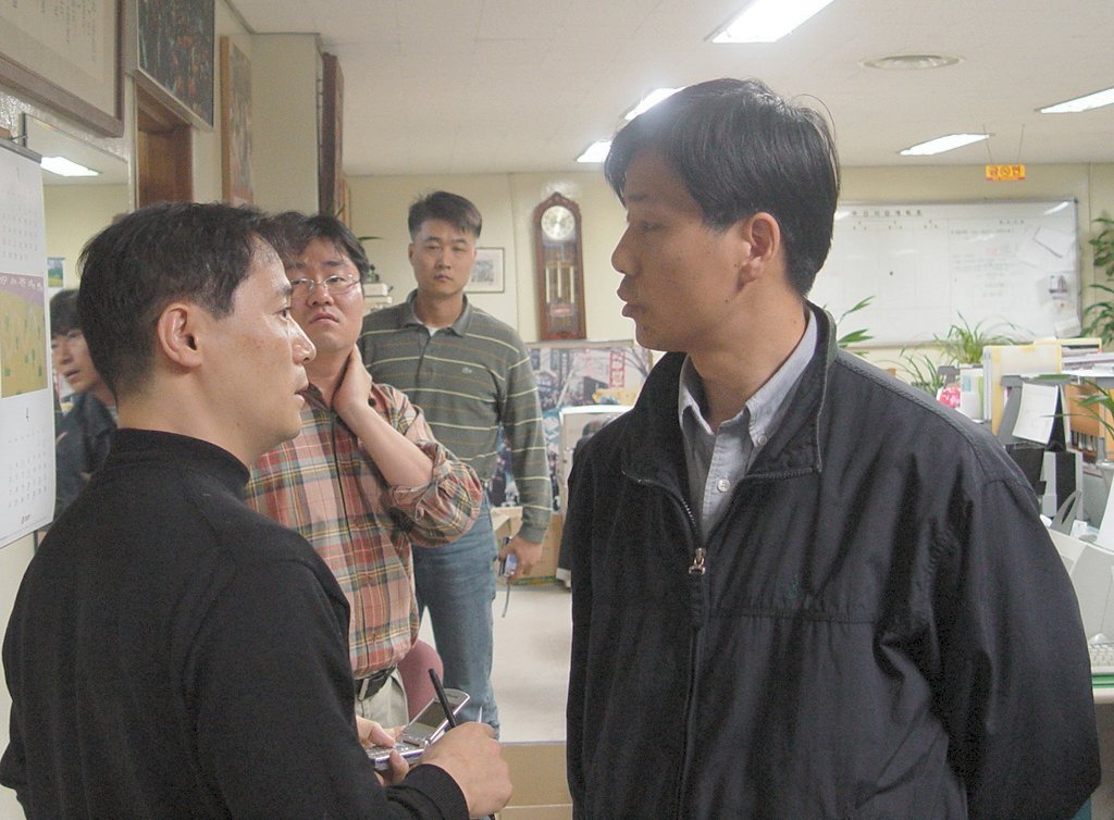 KBS 노조 관계자가 취재를 위해 노조사무실을 찾은 한겨레신문 기자(사진 오른쪽)에게 취재에 응할 수 없다며 나갈 것을 요구하고 있다.