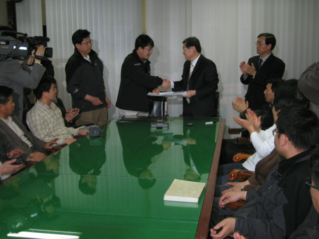 KBS 정연주 사장과 진종철 노조위원장은 1일 오후 KBS 노조사무실에서 이번 '불법녹취'사태에 대한 정 사장의 공식사과와 재발방지를 약속하는 노사합의서 조인식을 가졌다.