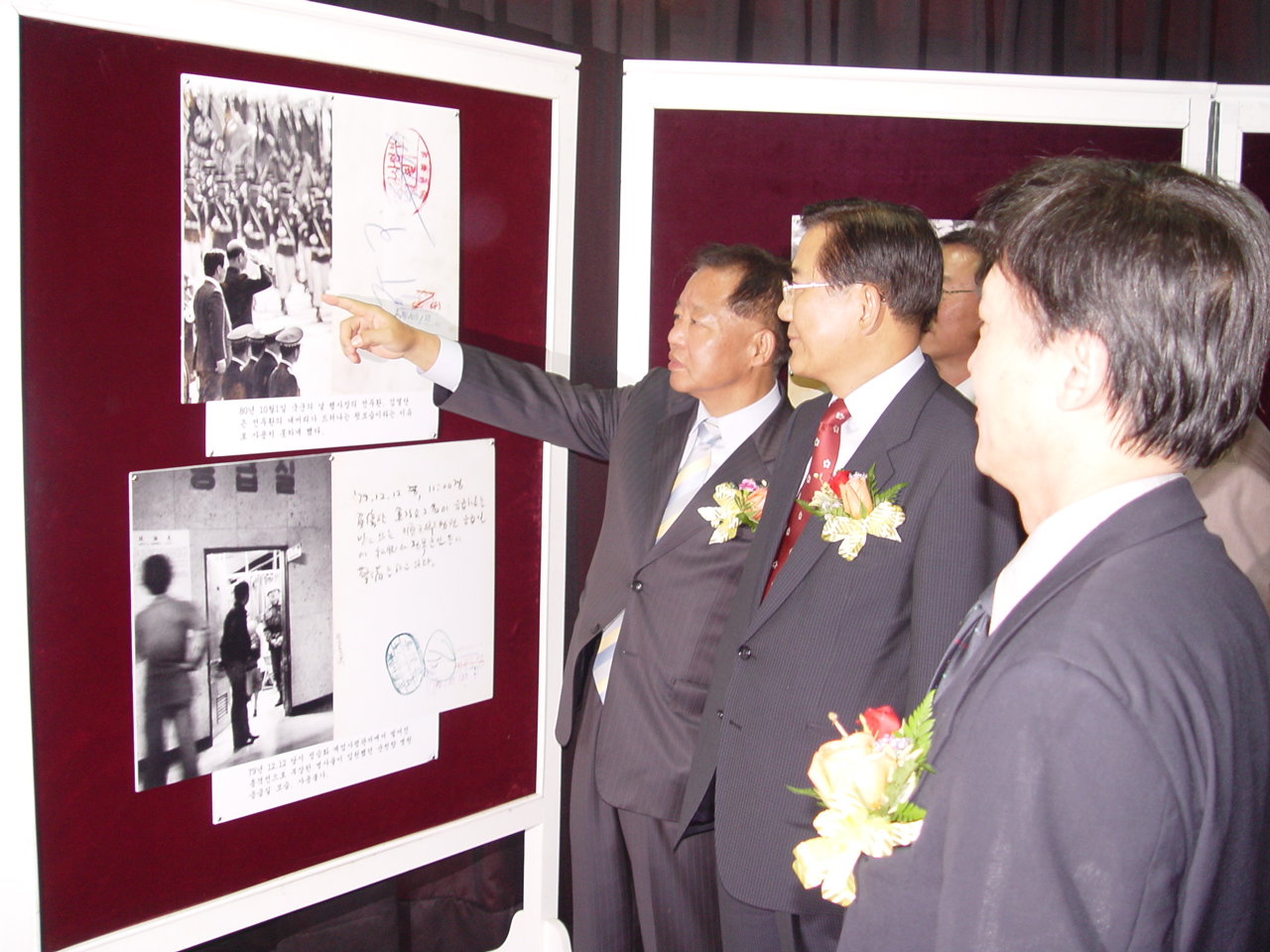 80년 언론인 투쟁 자료 전시회에서 김태홍 열린우리당 의원(왼쪽 첫번째)과 박준영 전남도지사(왼쪽 두번째) 등이 전시자료를 둘러보고 있다.