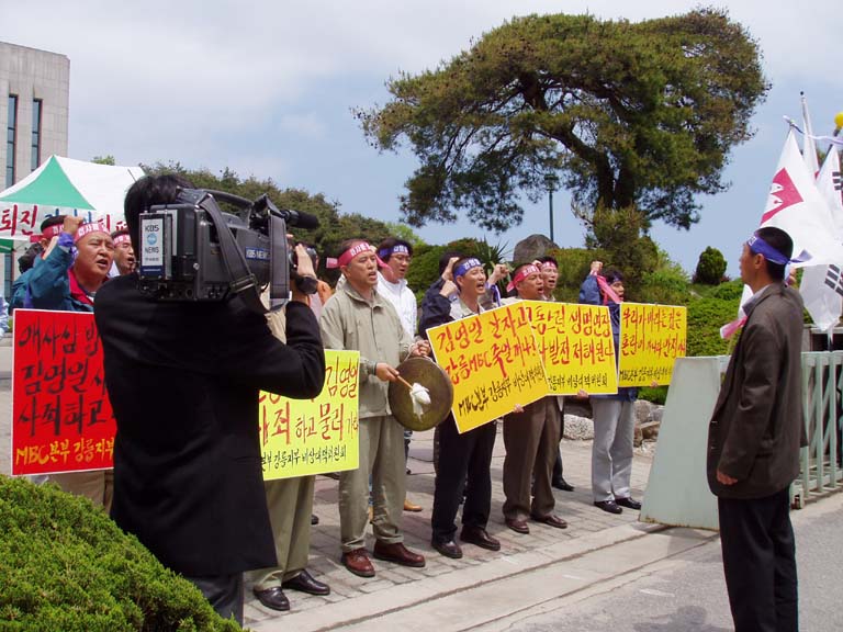 강릉MBC 사태가 노조의 파업 결의와 이에 반발하는 일부 조합원들의 탈퇴의사 표명으로 '노노갈등' 양상으로 치닫고 있다.