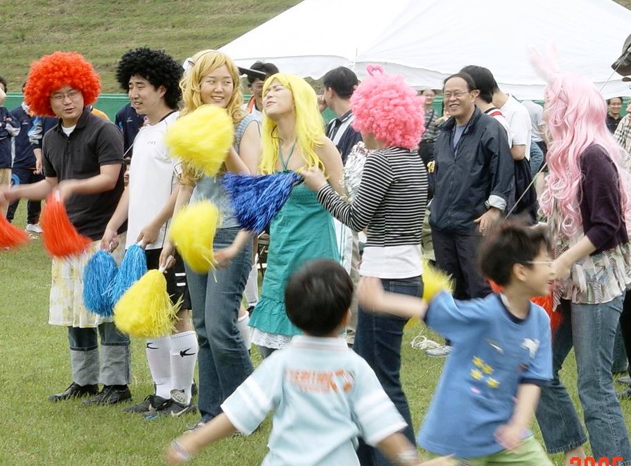 화려한 가발과 의상으로 치장한 동아일보 응원단.