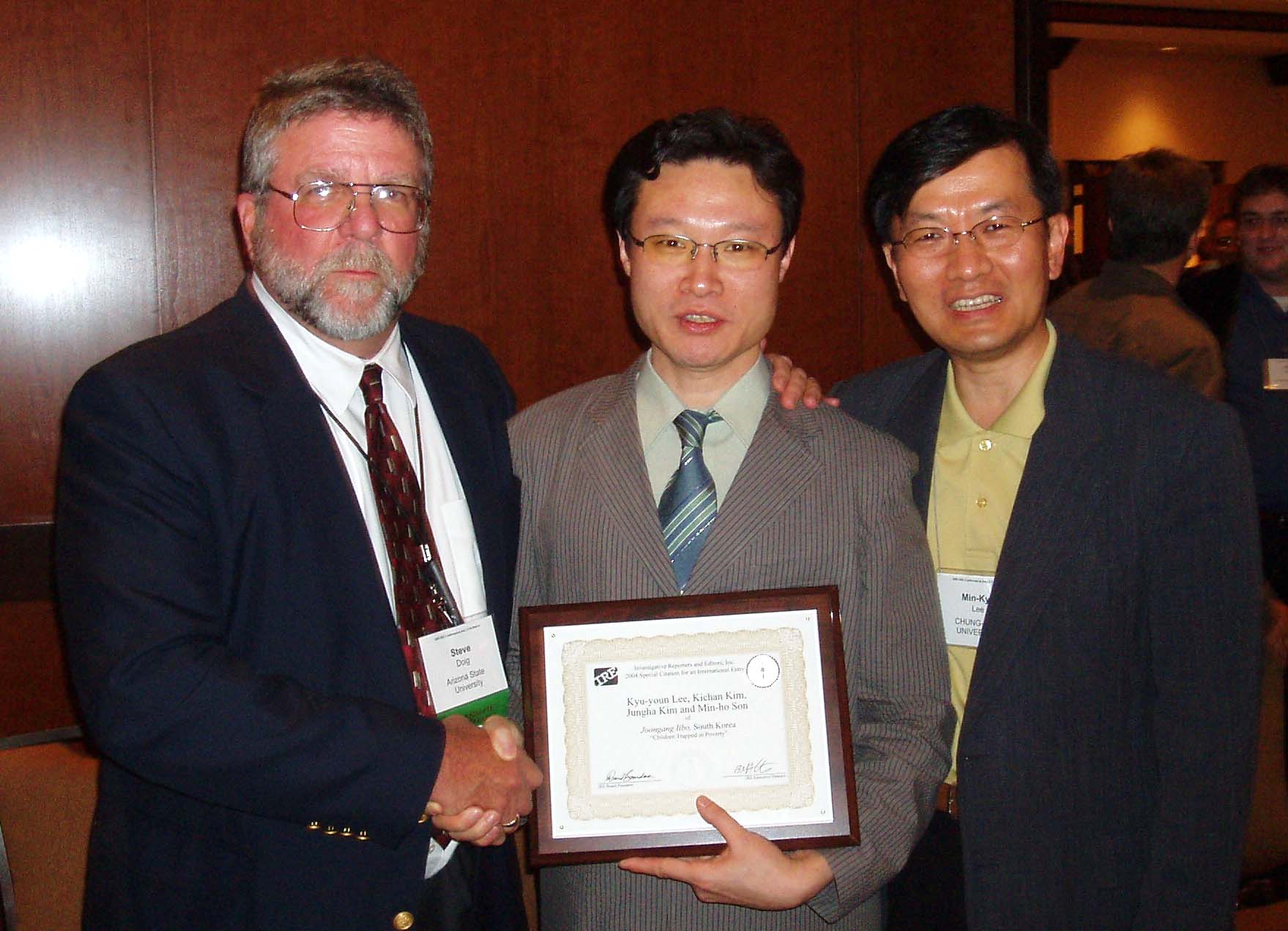 2004 IRE 대상 심사위원장인 애리조나 주립대학 스티브 도이그(Steve Doig) 학장과 IRE 외국 부분 특별상 수상자인 중앙일보 이규연 탐사보도팀장, 그리고 중앙대 이민규 교수(좌측부터)
