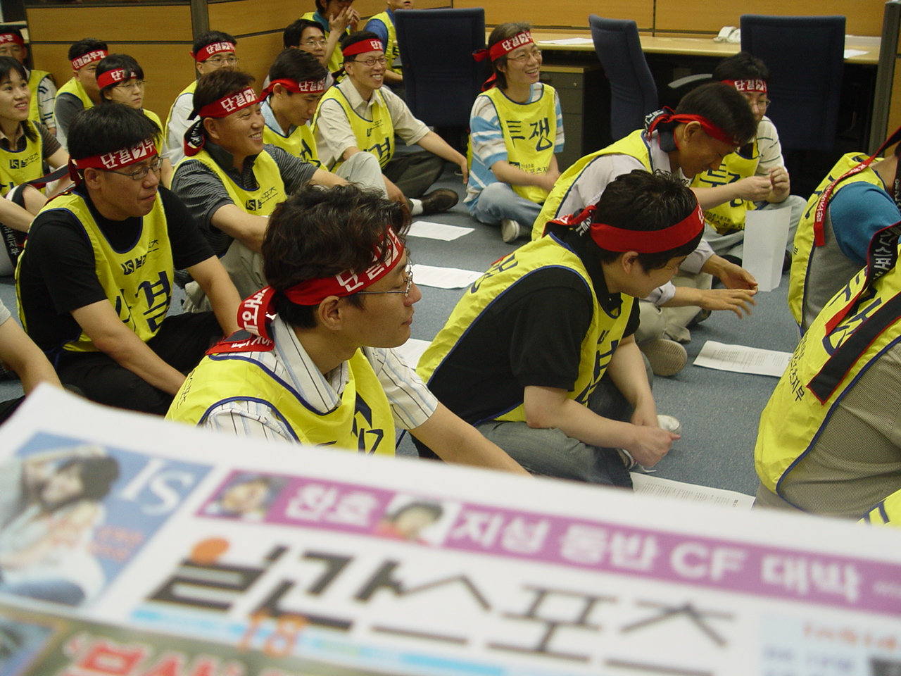 일간스포츠 노조는 사측의 일방적 정리해고로 부분 파업에 들어갔다.