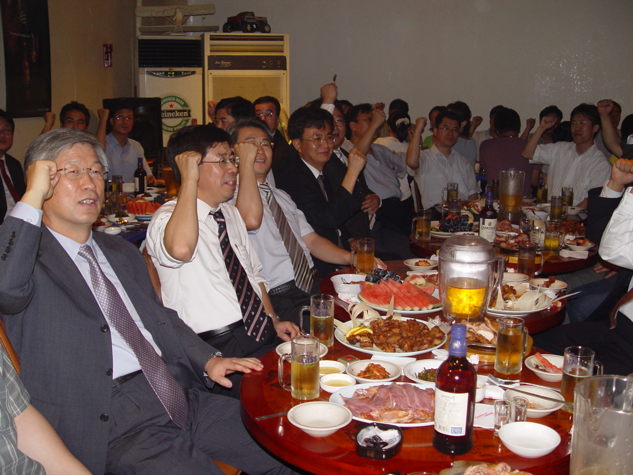 상반기 경영목표 달성을 기념하기 위해 호프데이를 개최한 문화일보. 이병규 사장 등 2백 여명의 임직원이 참석했다.