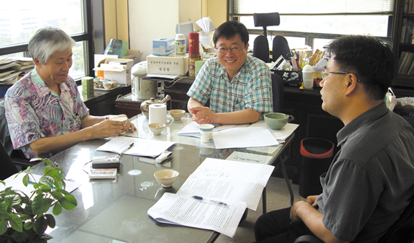 15일 열린 한국기자협회 창립 41주년 기념 좌담회 장면. 이 날 월간조선 조갑제 기자와 한겨레21 김창석 기자는 특히 언론 자유와 관련해 과거와 현재의 관점에서 선, 후배 기자간의 이념적 시각차를 드러냈다.