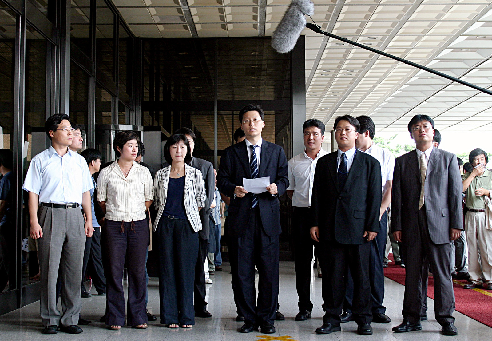 MBC기자회 소속 기자들이 이상호 기자 검찰 소환과 관련, 국민의 뜻을 저버리지 않는 수사를 촉구하고 있다.