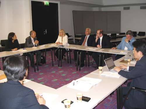 2005 한국언론재단 미디어기자 테마취재에서 오스트리아 커뮤니케이션청, 신문진흥회 관계자들이 신문진흥법과 언론정책 전반에 대해 한국 기자들에게 설명하고 있다.