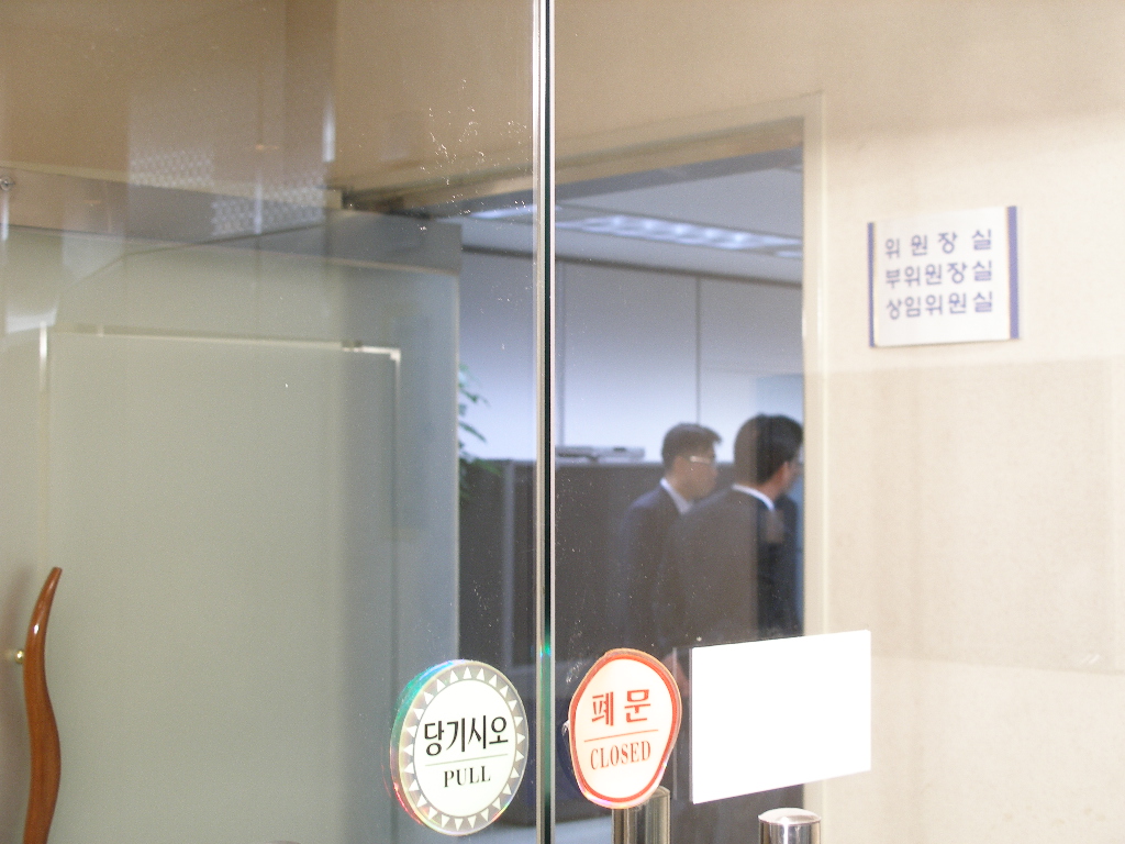 CBS 관계자들이 방송위의 경인민방 사업자 선정 방안과 관련 21일 오전 방송위를 항의 방문, 관계자들과 이야기를 나누고 있다.